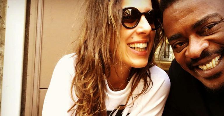 Seu Jorge e Karina Maluf posam sorridentes em clima de romance