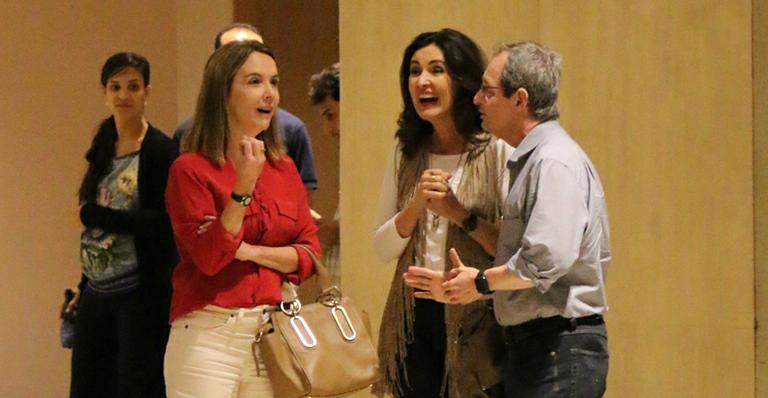 Sorridente, Fátima Bernardes curte cinema com amigos