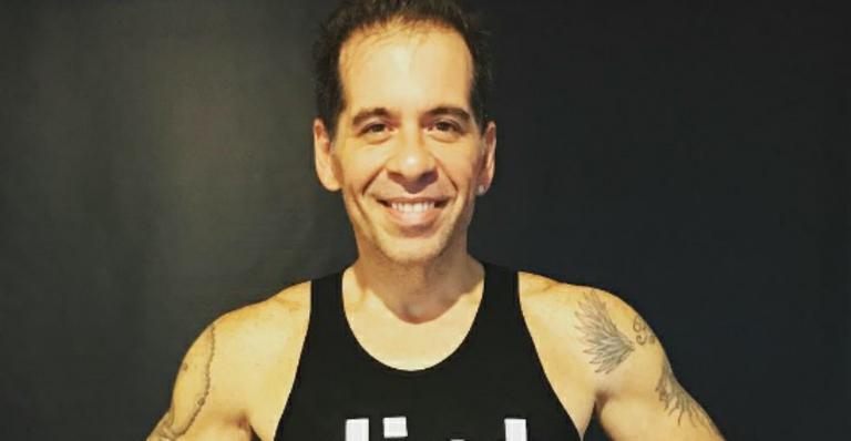 Leandro Hassum posa sem camisa e impressiona com musculatura: “Projeto tanquinho”