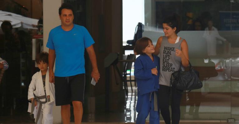 Vanessa Giácomo faz rara aparição ao lado dos filhos e do marido após a academia