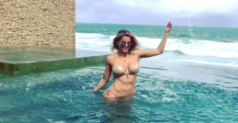 Karina Bacchi exibe boa forma em dia de piscina