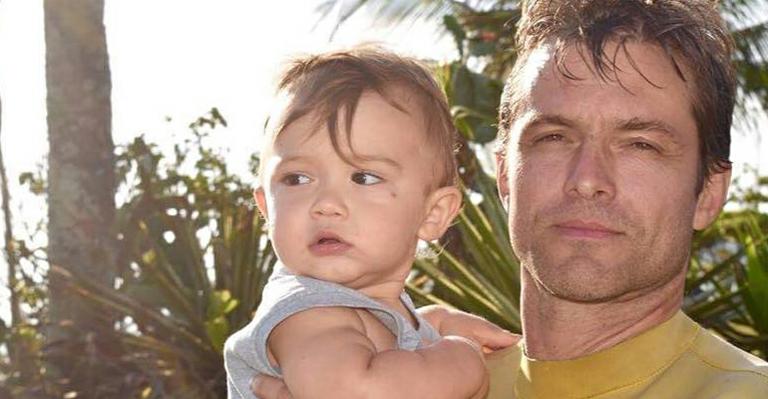 Na praia, Claudio Heinrich recebe a visita do filho e fãs se derretem