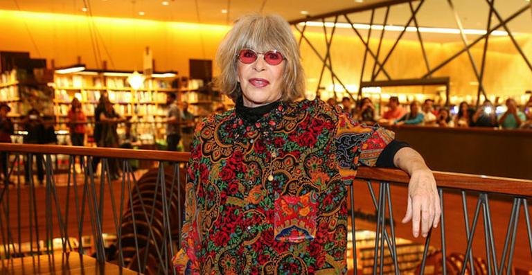 Rita Lee faz sessão de autógrafos de seu novo livro