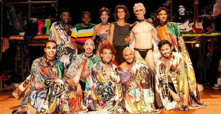 Yanna Lavigne prestigia o amado no teatro