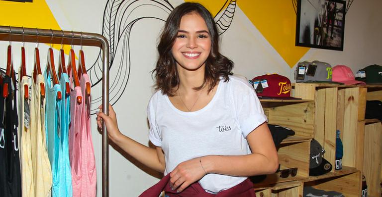 Bruna Marquezine posa com fãs em aeroporto de Barcelona