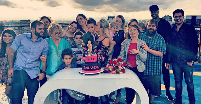 Eliana ganha festa de aniversário em seu programa