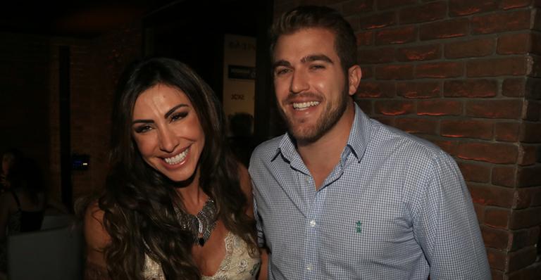 Jaque Khury vai com novo namorado a evento