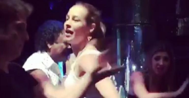 Luana Piovani rebola muito no aniversário de Dani Calabresa; Assista o vídeo!