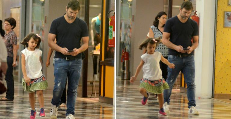 Marcelo Faria faz rara aparição ao lado da filha, Felipa