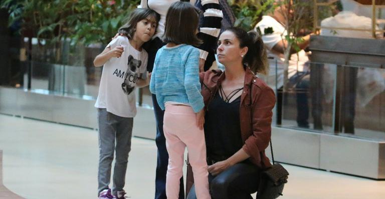 Giovanna Antonelli curte passeio com as filhas no Rio