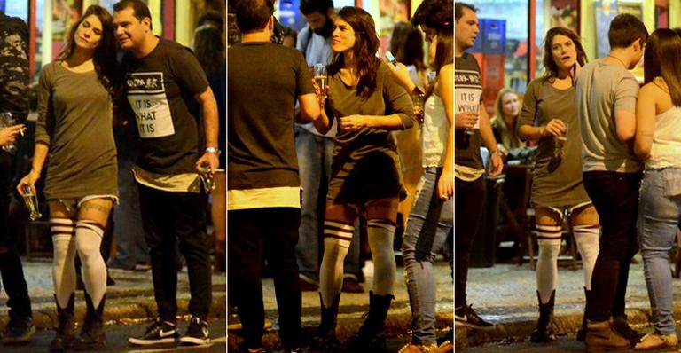 Com look inusitado, Priscila Fantin se diverte no Rio