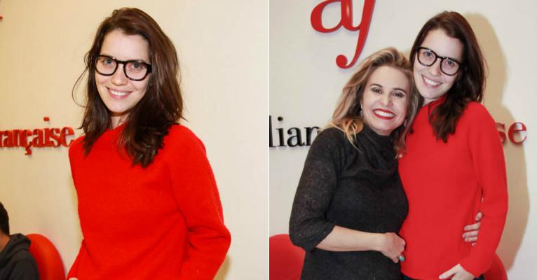 Sem make e de óculos, Nathalia Dill prestigia Paula Burlamaqui no teatro