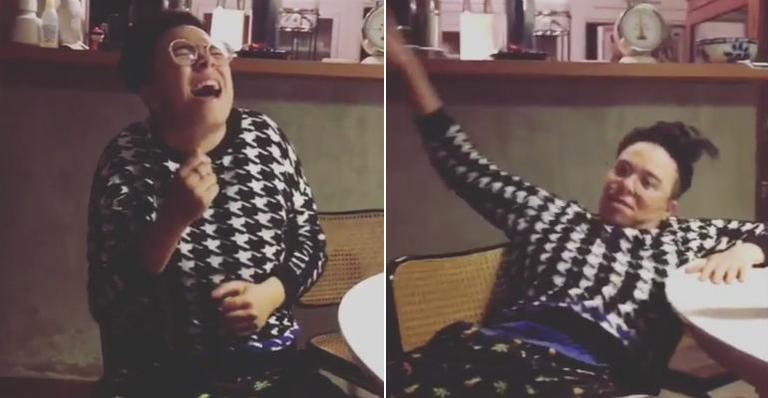 Maria Gadú se diverte ao interpretar a música “Dez Por Cento”, de Maiara e Maraisa