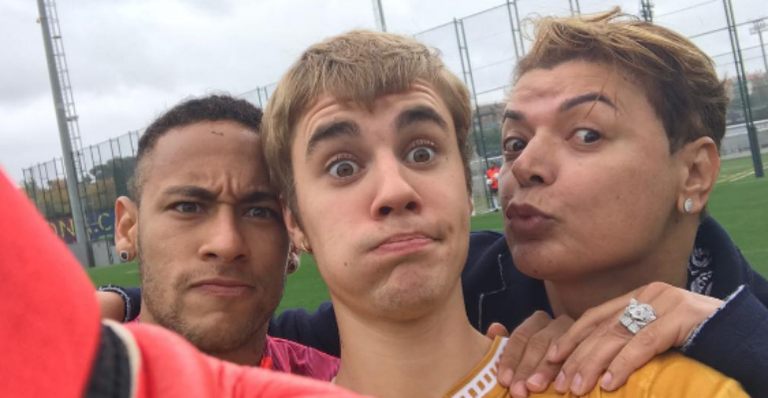 Na Espanha, David Brazil posa ao lado de Neymar e Justin Bieber