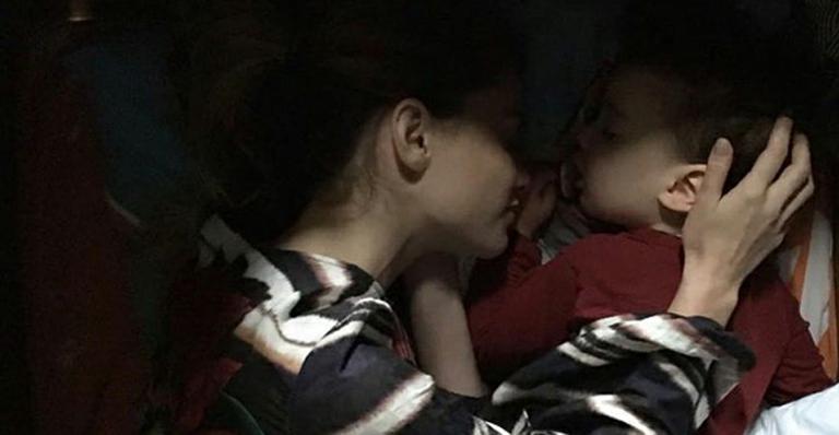 Alinne Moraes mostra foto fofa de soneca com o filho