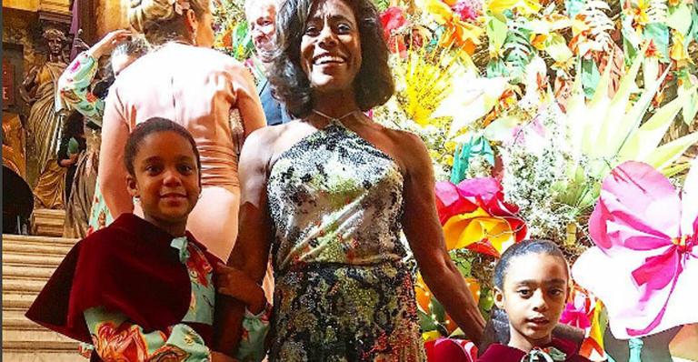 Com vestidos iguais, filhas de Gloria Maria roubam a cena em casamento em Paris