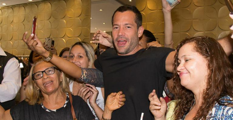 Malvino Salvador causa comoção em evento fashion na capital paulista
