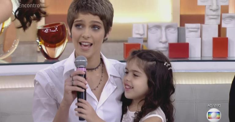 Nina, irmã da atriz Isabella Santoni, rouba a cena no ‘Encontro’ e diz que tem até fã clube