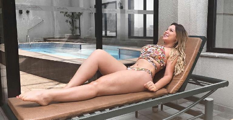 Cacau posa de biquíni e exibe corpão à beira da piscina