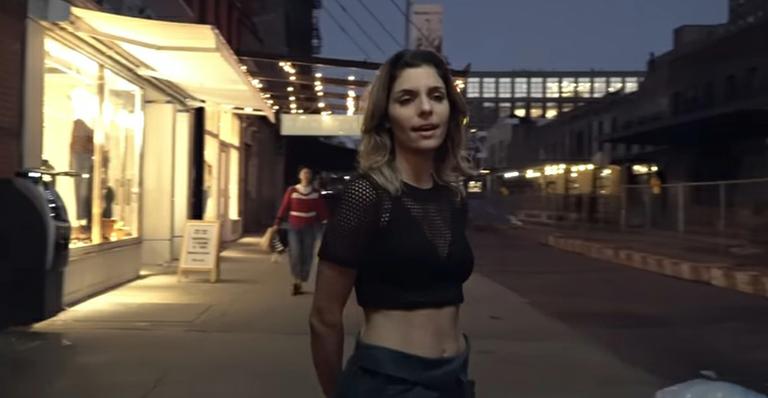 Aline Muniz grava clipe nas ruas de New York