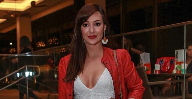 Novo visual! Josie Pessoa surge loira