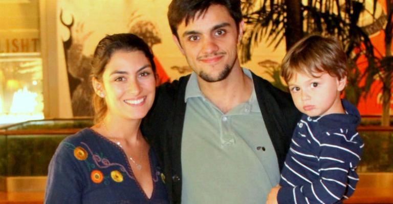 Ao lado da esposa, Felipe Simas leva o herdeiro, Joaquim, para ver peça ‘Romeu e Julieta’