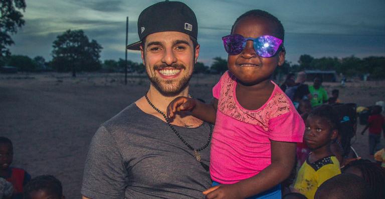 Dj Alok viaja a Moçambique em ação do bem: “Cada sorriso desperta a vontade de ajudar”