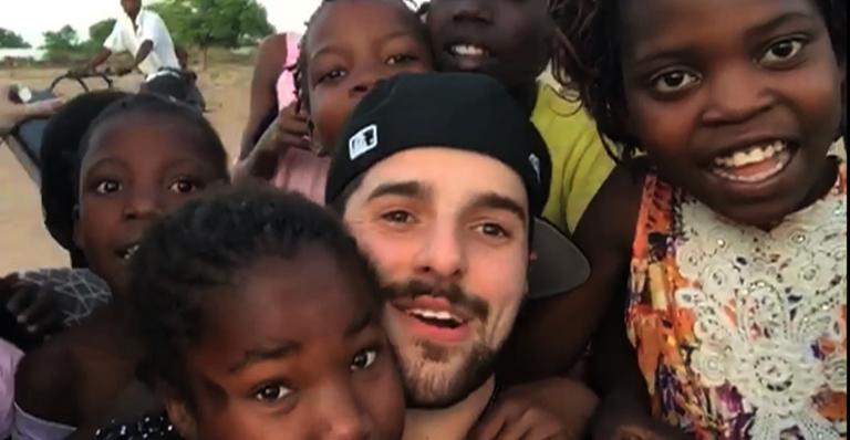 DJ Alok se diverte com crianças em Moçambique