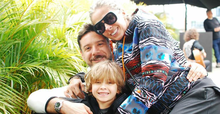 Adriane Galisteu e o clã curtem show de Giulia Nassa