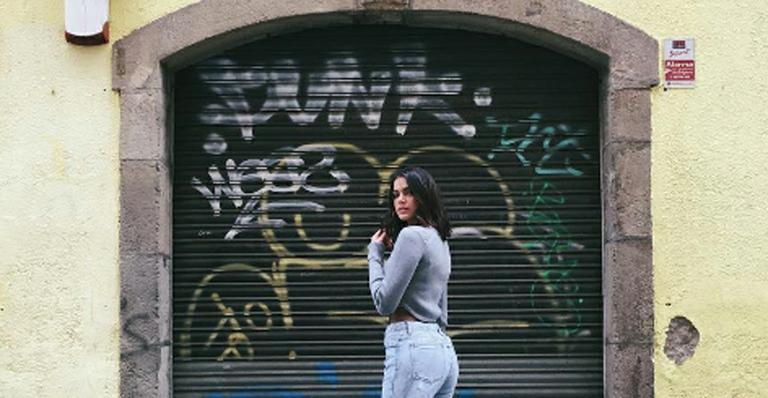 Dia de turista: Bruna Marquezine passeia em Barcelona