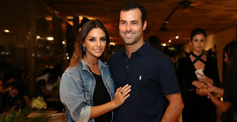 Caroline Celico surge com o namorado, Eduardo Scarpa, em evento