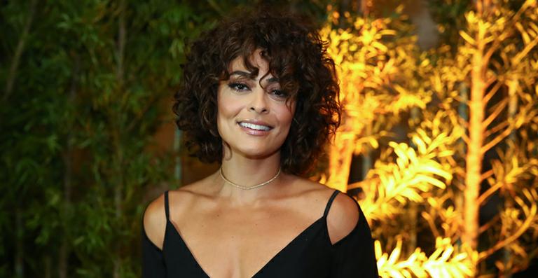 Juliana Paes posa ao lado dos filhos, Pedro e Antônio