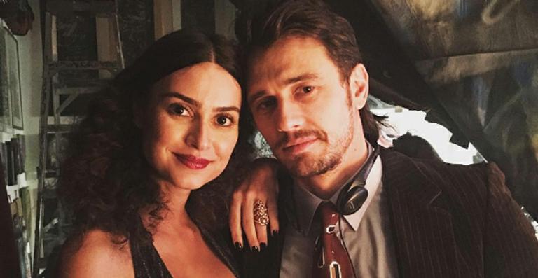 Thaila Ayala posa com James Franco nos bastidores de novo filme