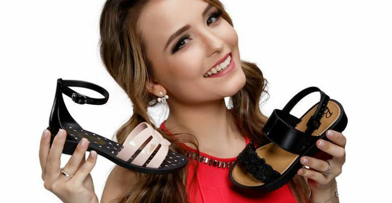 Larissa Manoela lança coleção de sandálias inspiradas na Barbie