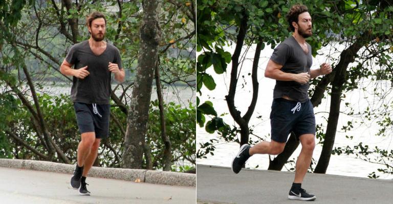 Gabriel Braga Nunes exibe boa forma durante corrida no Rio