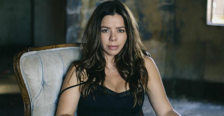 Larissa Vereza, filha de Carlos Vereza, comemora sua estreia nos cinemas brasileiros