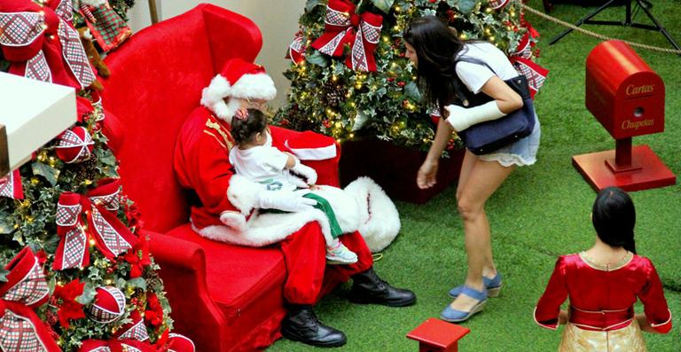Nívea Stelmann leva a filha para visitar o Papai Noel