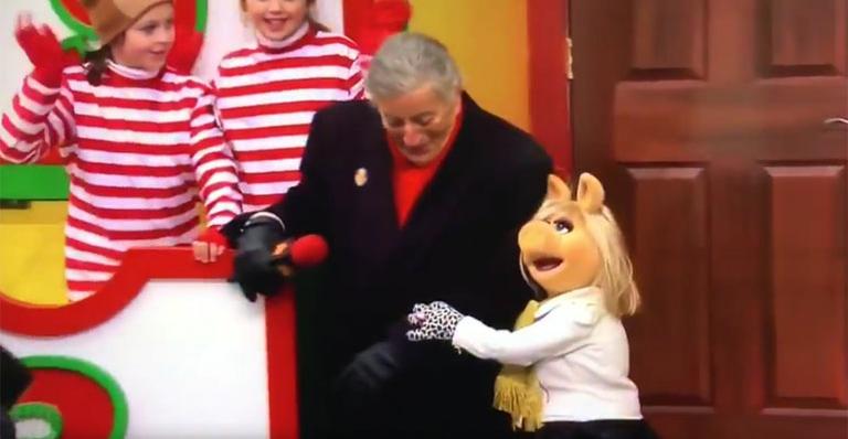 Tony Bennett quase cai em parada de Natal e é ‘salvo’ por Miss Piggy