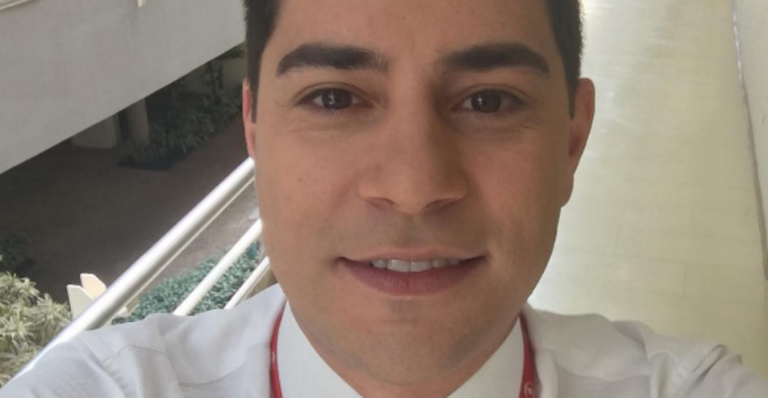 Evaristo Costa brinca com novo ‘fã’, chamado Evaristinho: “É cada uma que eu leio”