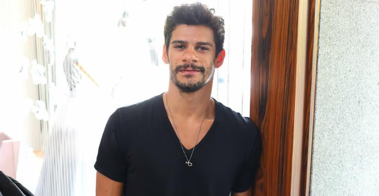 Thiago Soares promove aula de ballet em lançamento fashion