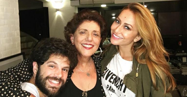 Após internação, Sabrina Sato posa com Duda Nagle e a sogra