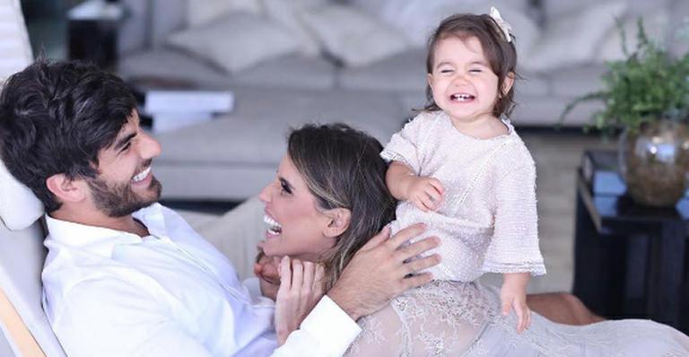 Deborah Secco encanta seguidores ao mostrar Maria Flor falando e gargalhando
