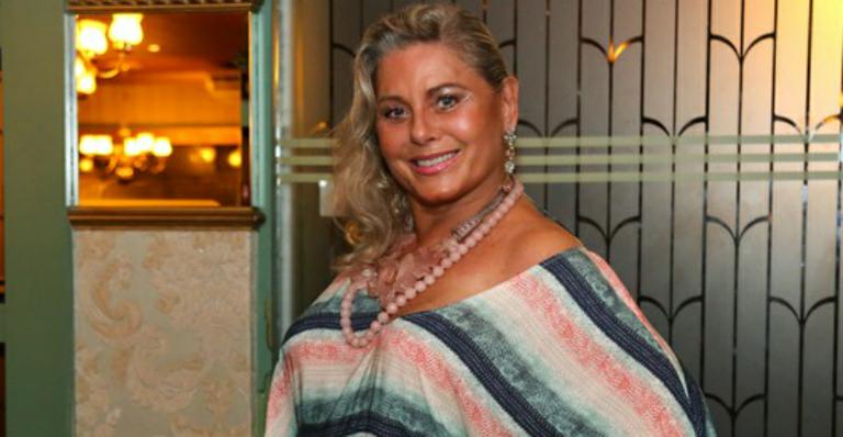 Com as pernas de fora, Vera Fischer esbanja beleza em aniversário de 65 anos