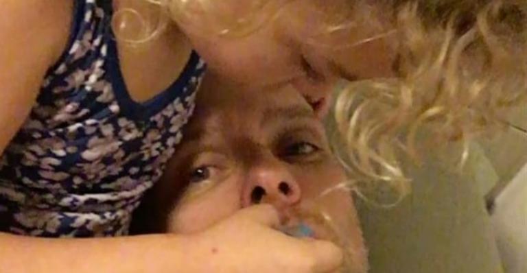 Fernando Scherer mostra a filha, Brenda, passando batom azul em sua boca