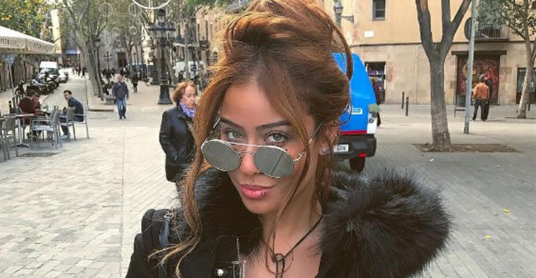 Rafaella Santos leva o decote ao limite e posa cheia de estilo na Europa