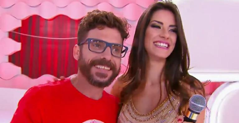 Hudson posa com o filho, Davi, vestido de Pequeno Príncipe