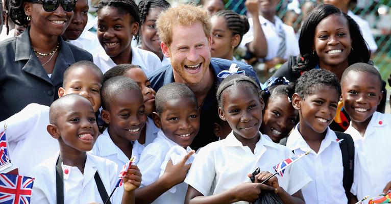 Sem a namorada, Principe Harry se diverte em viagem para Granada, no Caribe