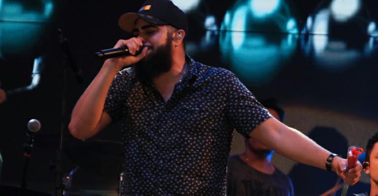 Henrique, da dupla com Juliano, ganha presente inusitado em show