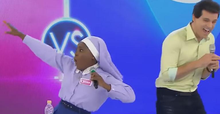 Ex-Rouge, Karin Hils acerta desafio e comemora dançando Ragatanga na TV