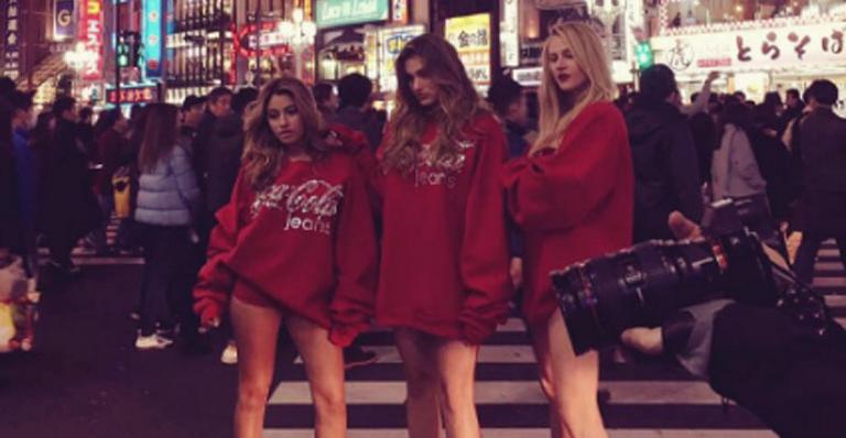 Sasha Meneghel posa com Carolina Oliveira nas ruas de Tóquio